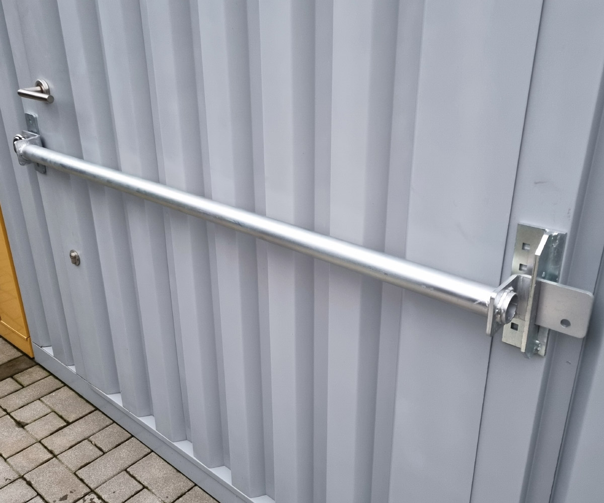 Diebstahlsicherung für Einflügeltür – für Blechcontainer und Gerätehaus
