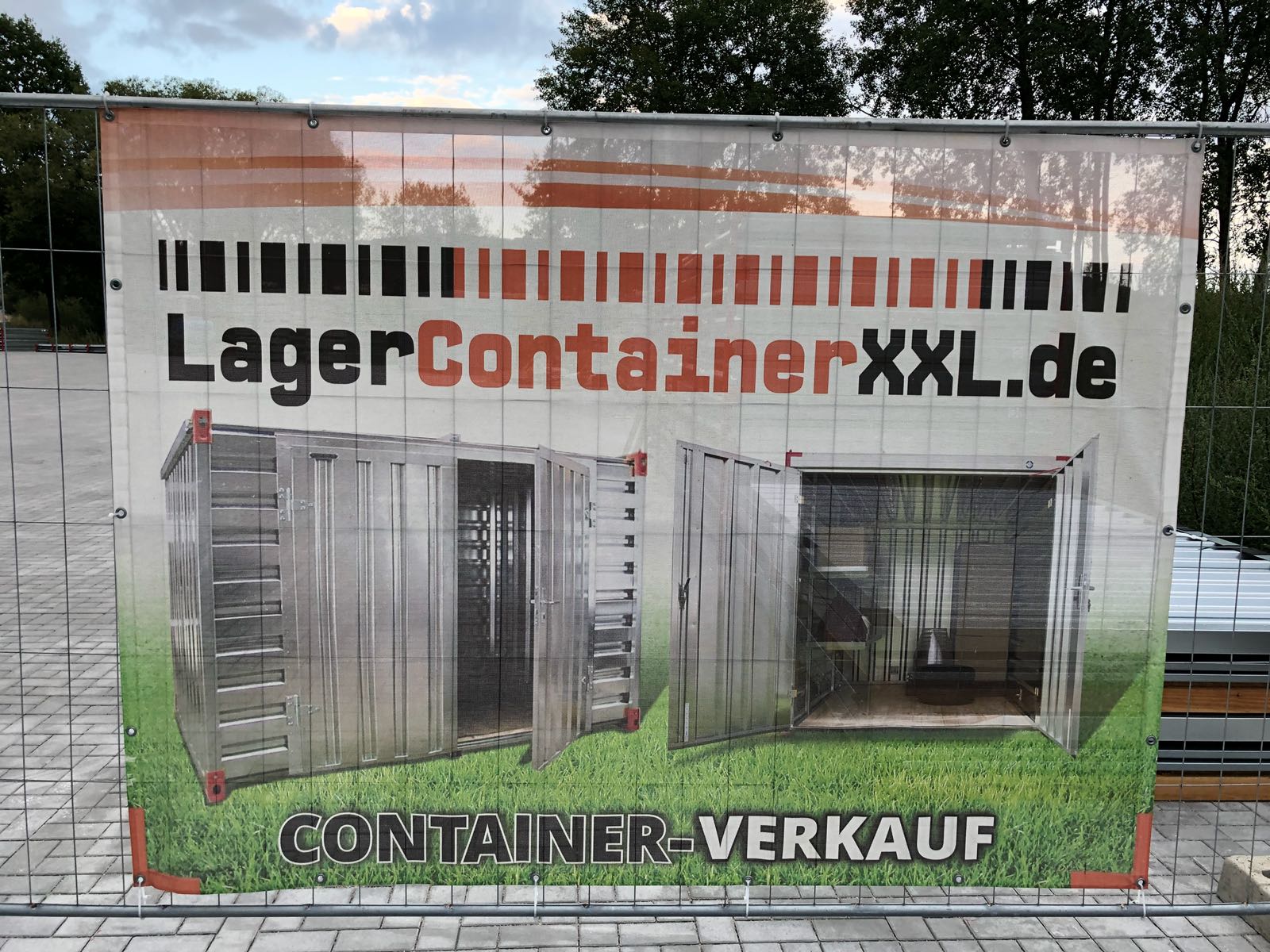 4m Baucontainer mit Einflügeltür, Kranösen und Staplerführung