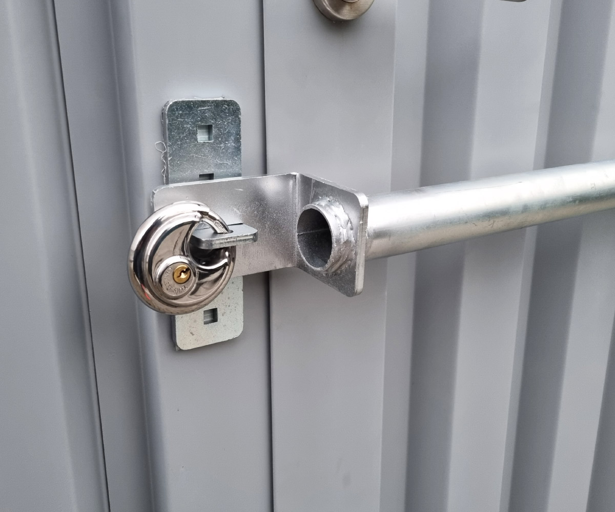 Diebstahlsicherung für Einflügeltür – für Blechcontainer und Gerätehaus