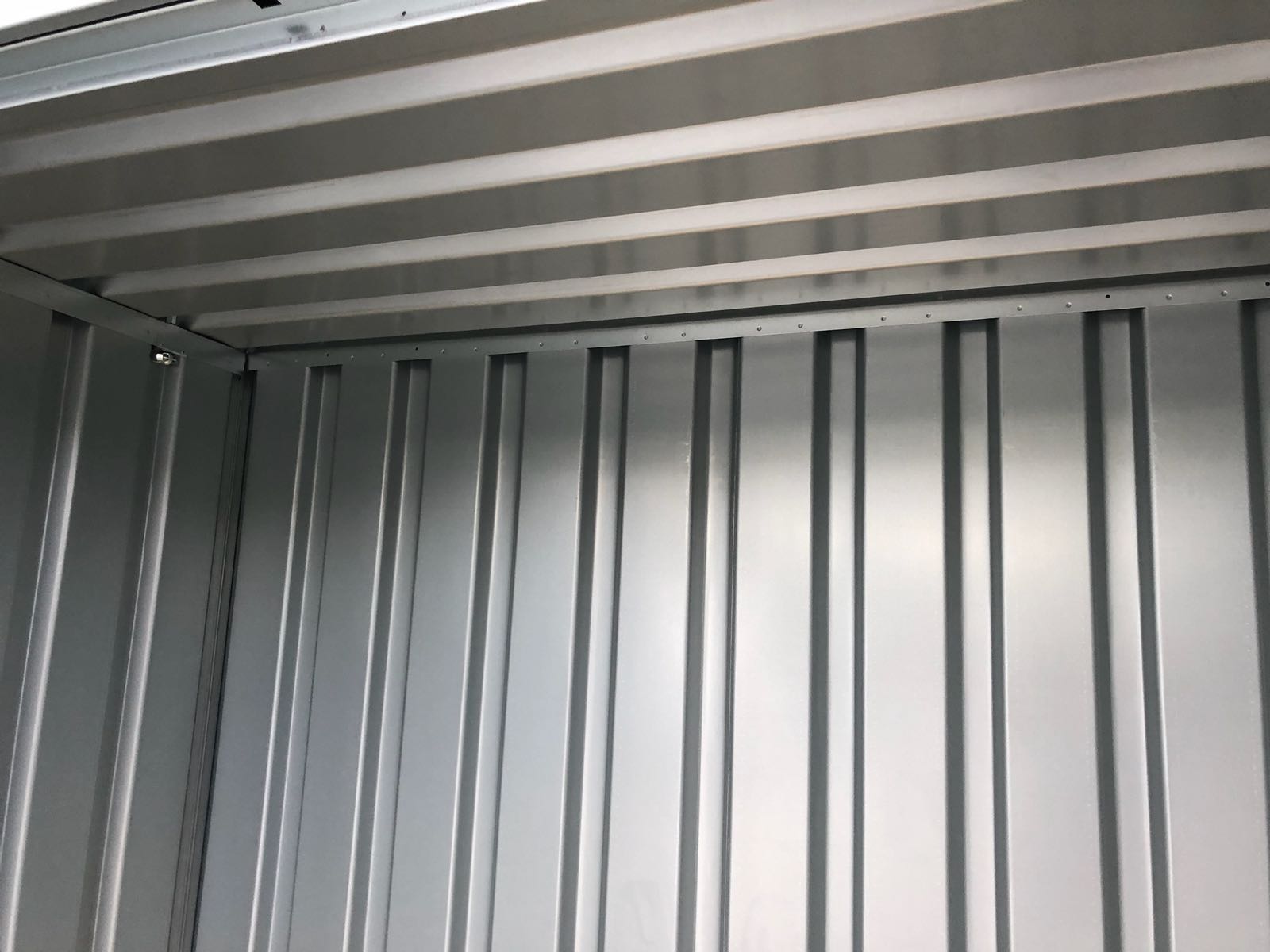 4m Baucontainer mit Einflügeltür, Kranösen und Staplerführung