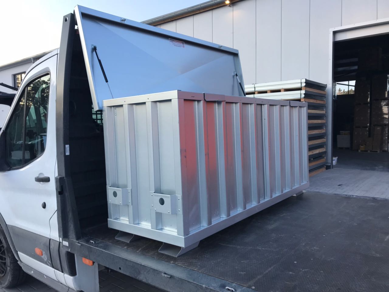 Robuste Werkzeugbox - kompatibel mit Pritschenfahrzeuge