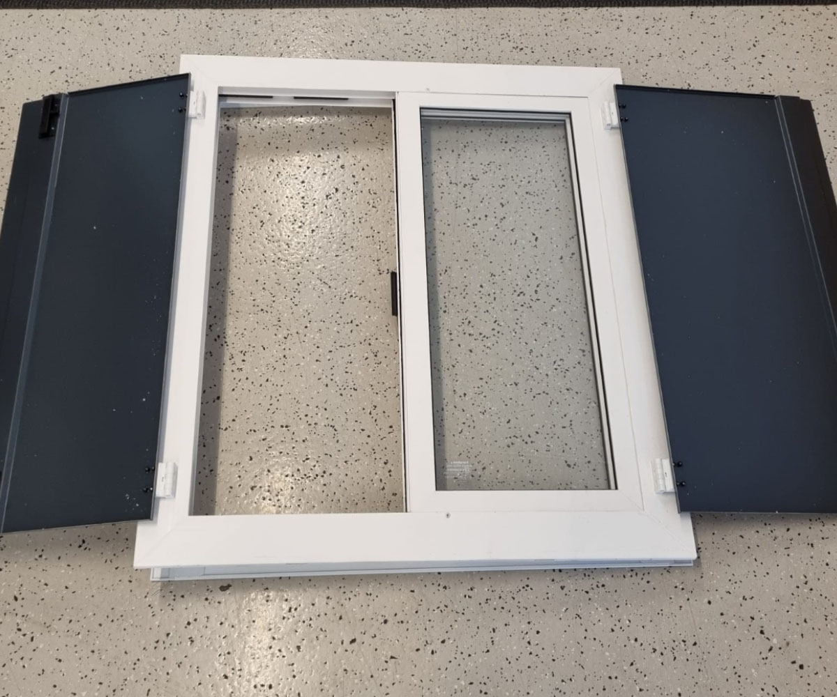 Container / Bauwagen Fenster mit Fensterläden  850 x 750 ohne Montage